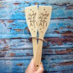 Lesena kuhalnica z napisom - Najbolj diši...