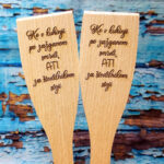 Lesena kuhalnica z napisom - Ko v kuhinji...